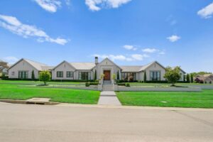 Front view of sprawling Johnson County Kansas ranch
